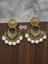 The damsel with power pretty pearl Golden earrings.