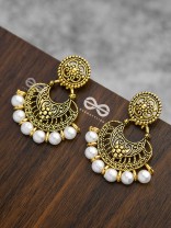 The damsel with power pretty pearl Golden earrings.