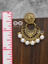 The damsel with power pretty pearl Golden earrings.