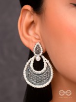 An Elegant Pearl Mesh (Silver) - Embellished Oxidised Collection