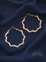 A twist of pearls - Statement Golden Hoops
