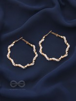 A twist of pearls - Statement Golden Hoops