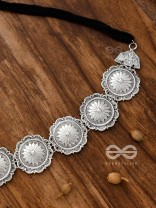 The Emblem of Elegance - Set of Choker and studs