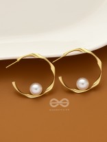 The Alluring Twists - Golden Pearl Hoops