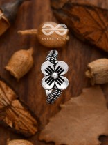 The Lone Flower Toe Ring - Tiny Trinket Collection