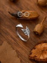 The Twisted Arrow Toe-Ring - Tiny Trinket Collection