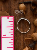 The Chic Leaflet Toe Ring - Tiny Trinket Collection