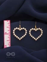 The pearly heart of desire - Golden dangler earring