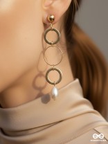 The Drizzly Loops- Golden Pearl Earrings