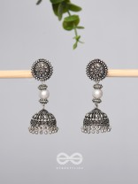 Shadow of Sun- Oxidised Pearl Earrings