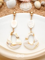 The Seashell Heart- Golden Embellished Earrings