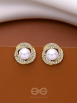 THE FLOWER POWER - GOLDEN PEARL STUDS