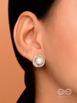 THE FLOWER POWER - GOLDEN PEARL STUDS