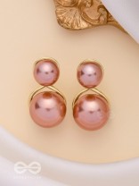 LOOP-DE-LOOP - GOLDEN PEARL STUDS 
