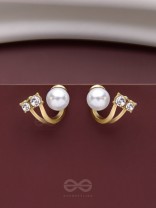 A BLINGING PEARL - GOLDEN STUDS