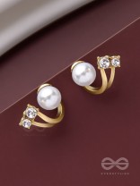 A BLINGING PEARL - GOLDEN STUDS