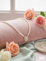 A GLISTENING WHITE PEONY - GOLDEN PEARL NECKPIECE 