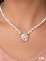 A GLISTENING WHITE PEONY - GOLDEN PEARL NECKPIECE 