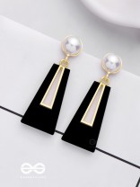 A SASS A DAY - BLACK & GOLDEN DROP EARRINGS 