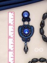 AVALAMBA - THE SUPPORTED CURVE - STONE AND BEADS EMBROIDERED EARRINGS