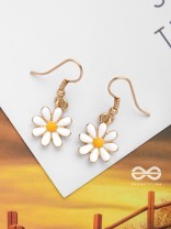 LITTLE DAISY DROPS - GOLDEN EMAMELLED EARRINGS