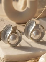 THE CURLY PEARL - GOLDEN EMBELLISHED STUD EARRINGS