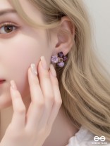 PETAL POP – CHARMING STUDS IN PURPLE SHADES WITH FLOWER DETAILS