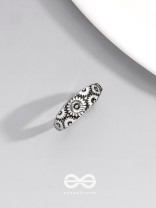 THE DAISY CASCADE - CASUAL SIVER RING (ADJUSTABLE)