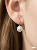 THE GROOVY PEARL - GOLDEN EMBELLISHED EARRINGS