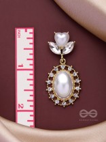 THE GRACEFUL ERA - GOLDEN EMBELLISHED EARRINGS