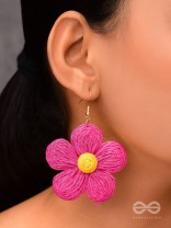 THE FLOWER POWER - STATEMENT WOVEN EARRINGS (MAGENTA)