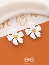 THE FLORAL FLING - GOLDEN AND WHITE ACRYLIC STUD EARRINGS