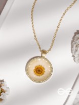 The Daisy Princess - Pressed Flower Resin Pendant With Anti-Tarnish Coating