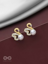 CHARMING SWANS - SPARKLING PEARL STUDS