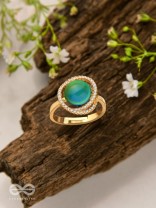 The Prism Radiance - Holographic Embellished Golden Ring 