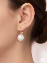 Multichromic Pearls - Holographic Golden Pearl Earrings