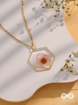 The Shy Daisy - Pressed Flower Resin Pendant With Ant-Tarnish Coating