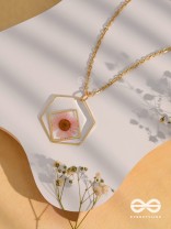 The Shy Daisy - Pressed Flower Resin Pendant With Ant-Tarnish Coating