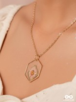 The Shy Daisy - Pressed Flower Resin Pendant With Ant-Tarnish Coating