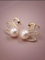 Charming Swans - Sparkling Pearl Studs