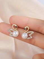 Charming Swans - Sparkling Pearl Studs