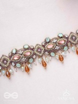 Maṇimalika- String of Jewels- Pastel-coloured choker with Beads & Gemstones set in a delicate pattern.