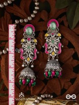 NAVA-SARASA-NEW ESSENCE- OXIDIZED EARRINGS FEATURING PASTEL-COLOURED METALWORK, ADORNED WITH VIBRANT GREEN AND RED BEADS