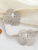 Meshy fantasy- Silver Flower studs 