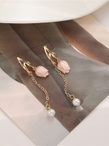 Soft resilience - Golden dangling earrings with pink rosé  