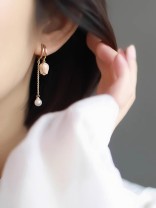 Soft resilience - Golden dangling earrings with pink rosé  
