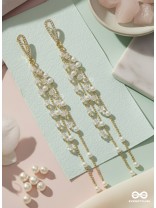 Glass sprinklings - Dangling golden bead earrings 