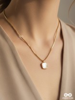 SOFT HALO - STAINLESS STEEL ANTI-TARNISH HOLOGRAPHIC STONE PENDANT NECKLACE