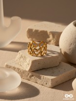 LOVER'S GAZE - GOLDEN STAINLESS STEEL ANTI-TARNISH RING WITH HEART SHAPES