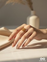 QUEEN'S VICTORY - TEXTURED STAINLESS STEEL ANTI-TARNISH GOLDEN RING